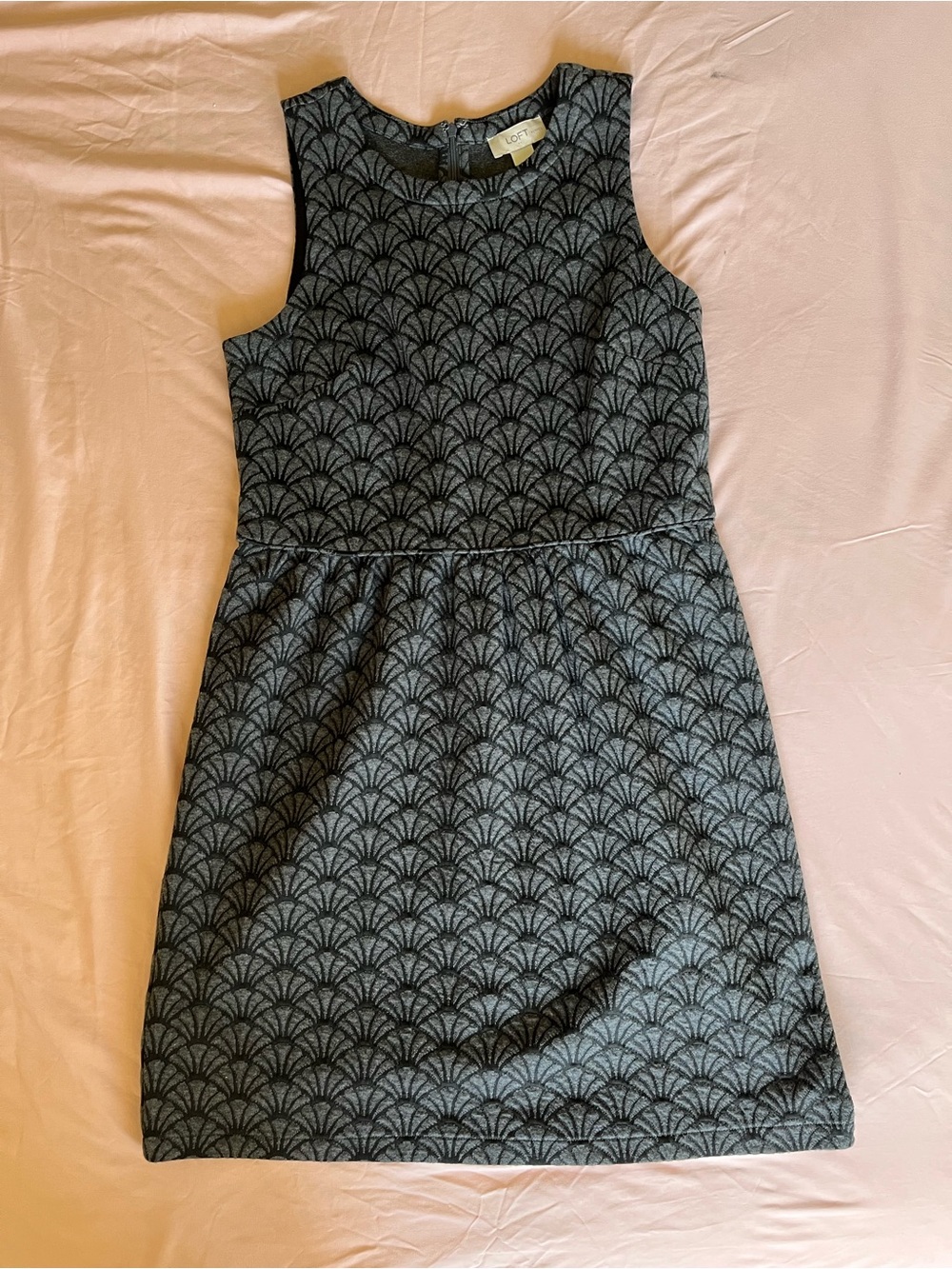 LOFT Black & Gray Scallop-Pattern Sleeveless Sheath Dress